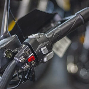 Мотоцикл ZONTES ZT200-U1 (4T ZT163ML EFI) 17/17 ПТС (серебряный/желтый)